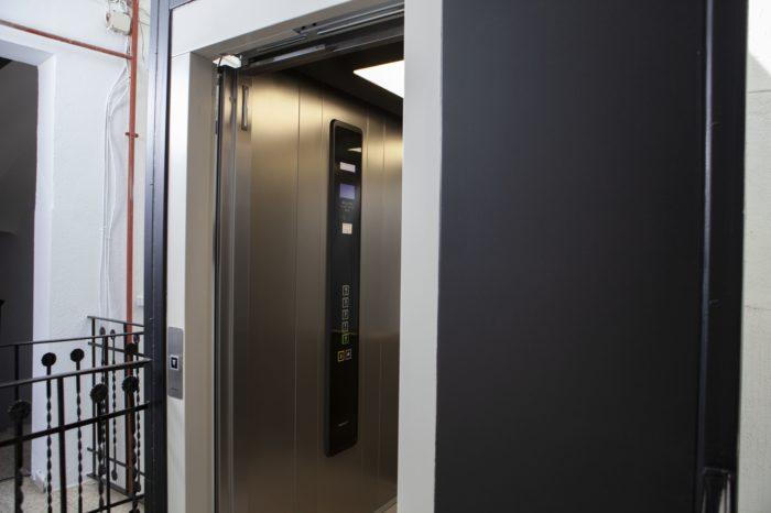 ascensor con puerta abierta y estructura negra