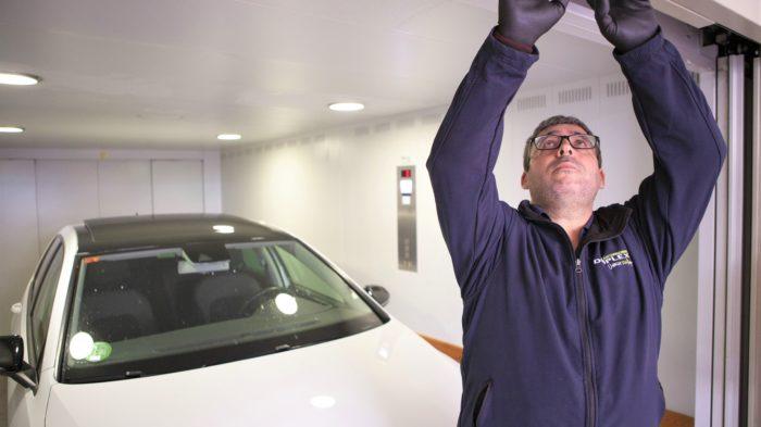 Técnico de Duplex Ascensores inspeccionando un montacoches