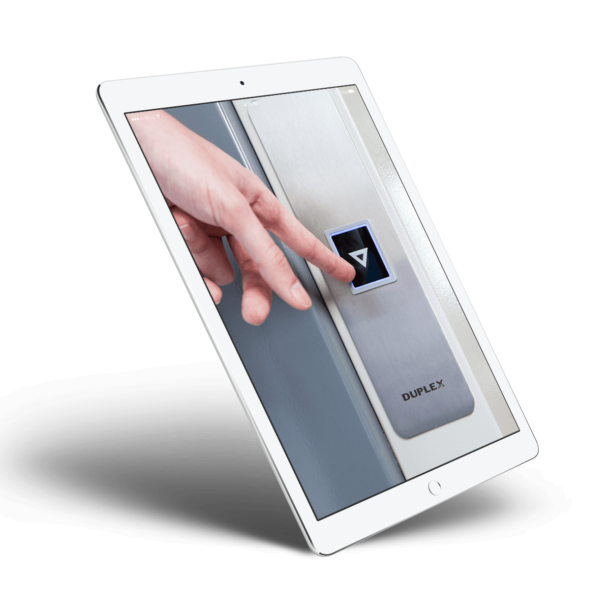 Imagen de una tablet donde lo que se ve en su pantalla es una persona llamando a un ascensor
