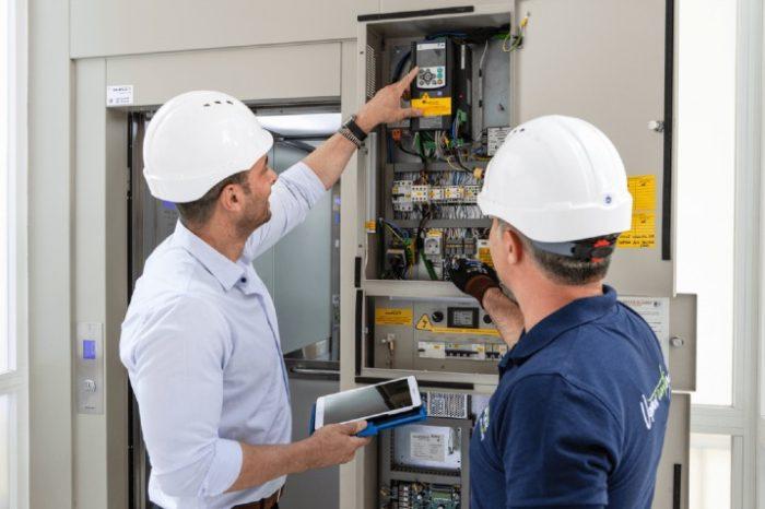 Técnicos de Duplex Ascensores realizando el mantenimiento preventivo de un ascensor