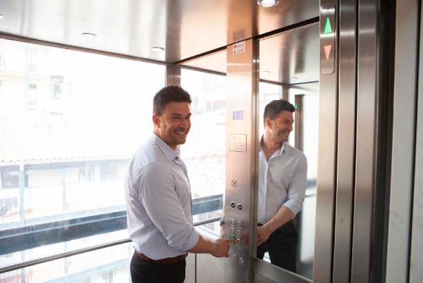 Cliente satisfecho haciendo uso de ascensor dúplex