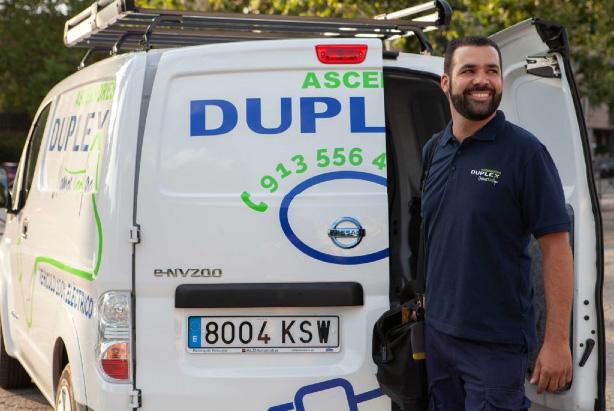 Técnico de dúplex sacando herramientas del maletero de una furgoneta de Dúplex