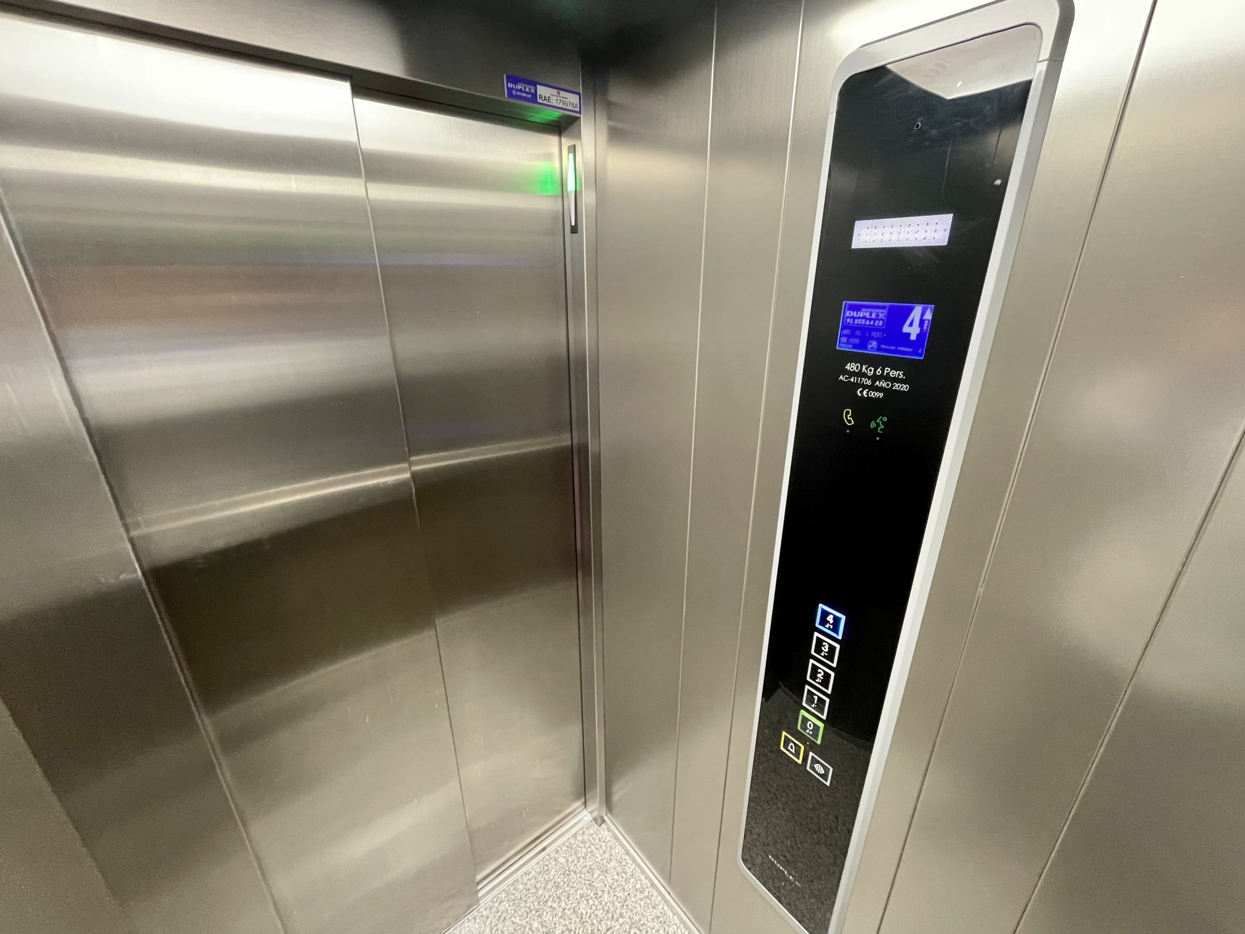 Primer plano de la botonera en la cabina de un ascensor