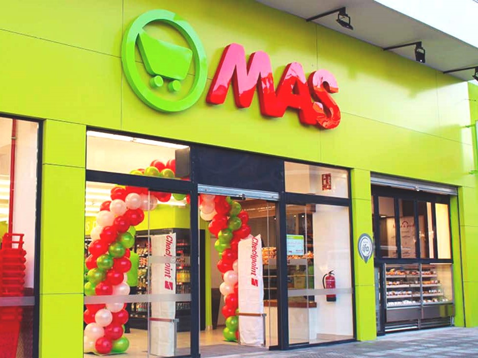 Entrada supermercado de la cadena MAS