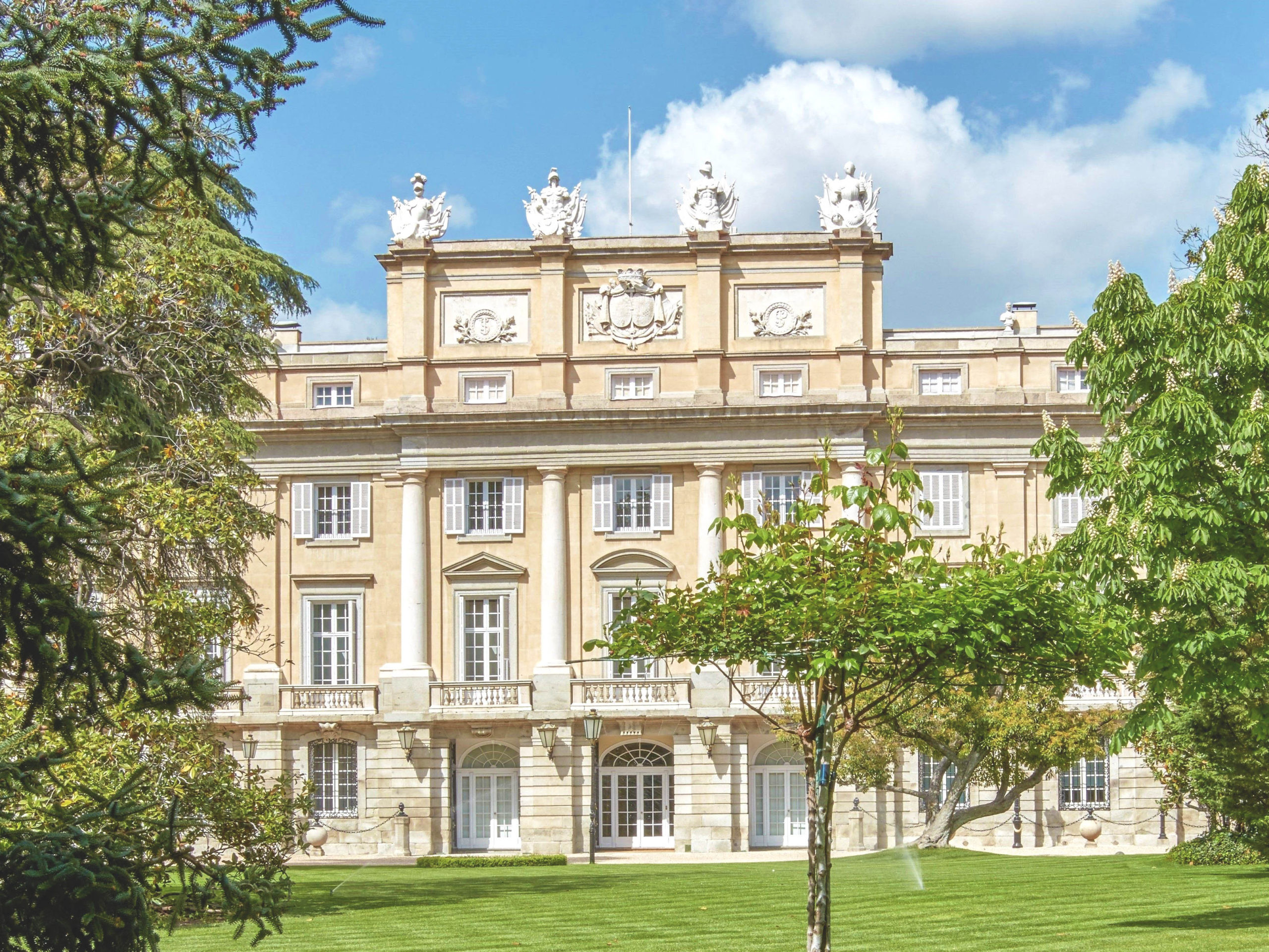 Jardines y fachada del Palacio de Liria
