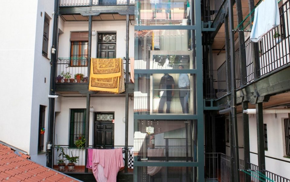 Técnicos comprobando la instalación de un ascensor en un bloque residencial