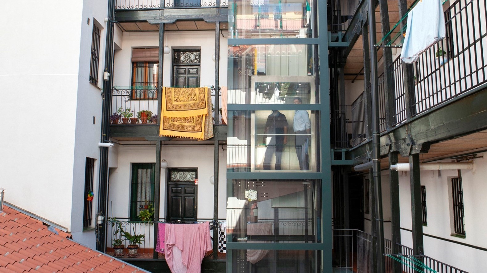 Técnicos comprobando la instalación de un ascensor en un bloque residencial