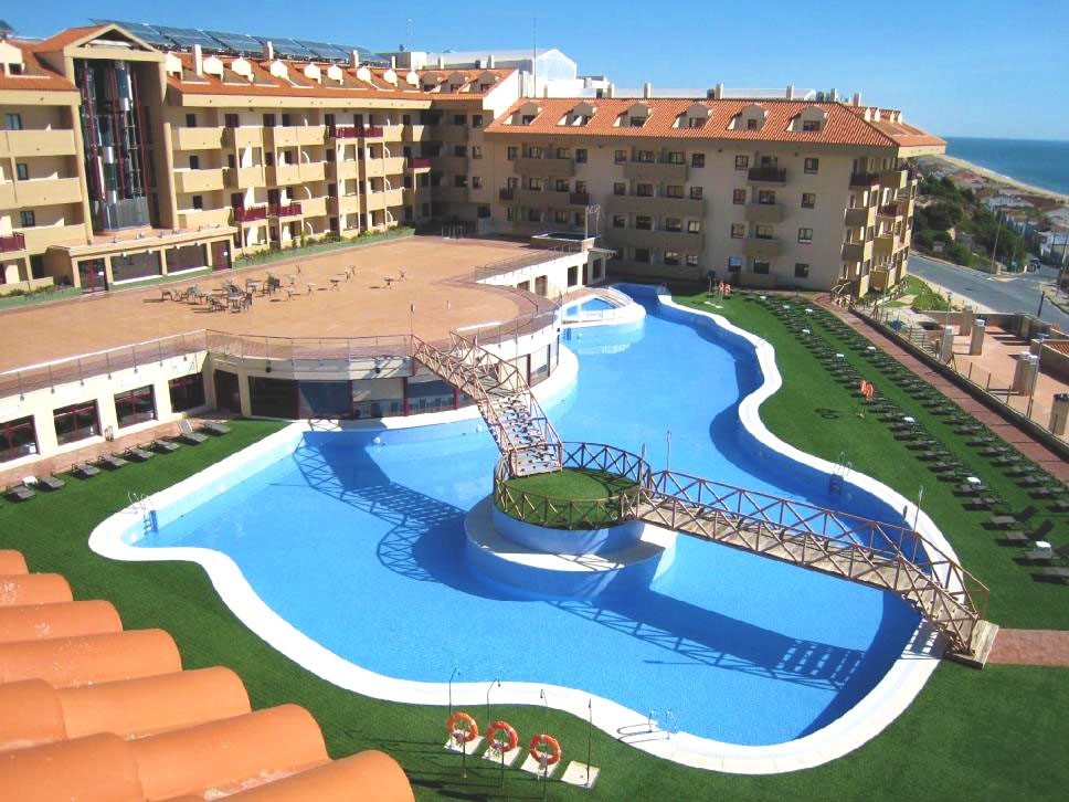 Piscina y exterior del Ohtels Mazagón