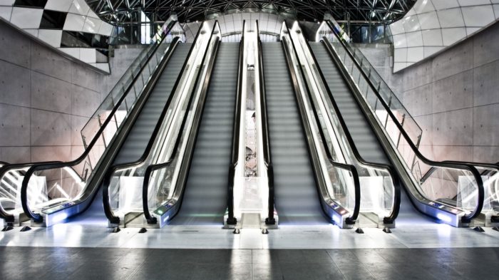 escaleras mecanicas en el interior de una estación de tren