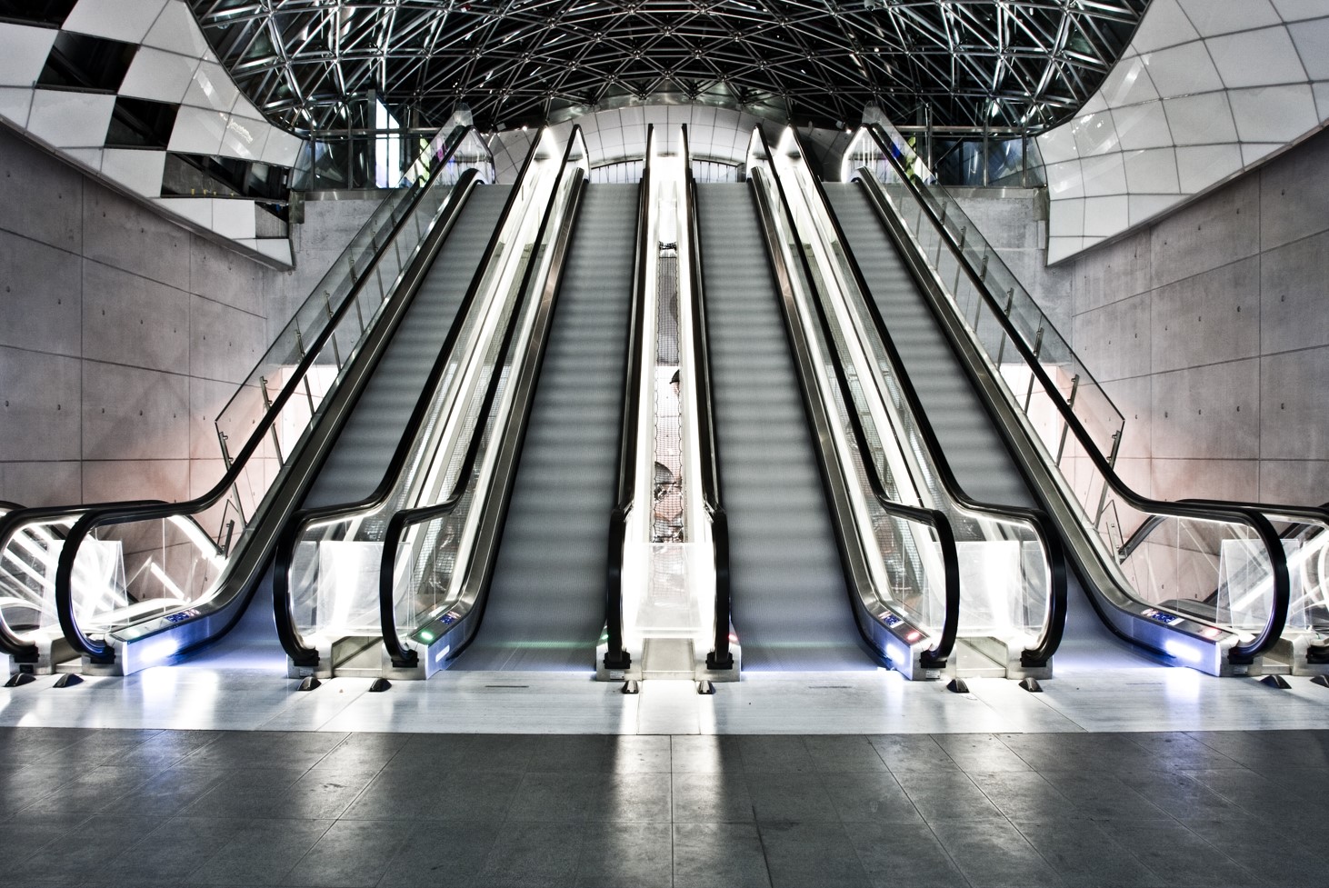 escaleras mecanicas en el interior de una estación de tren