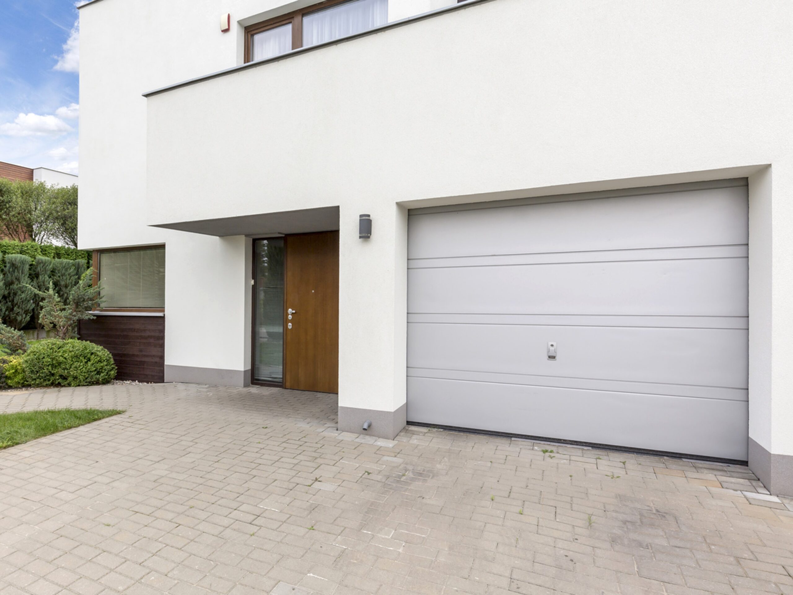 servicio de mantenimiento en una puerta de garaje de una vivienda unifamiliar