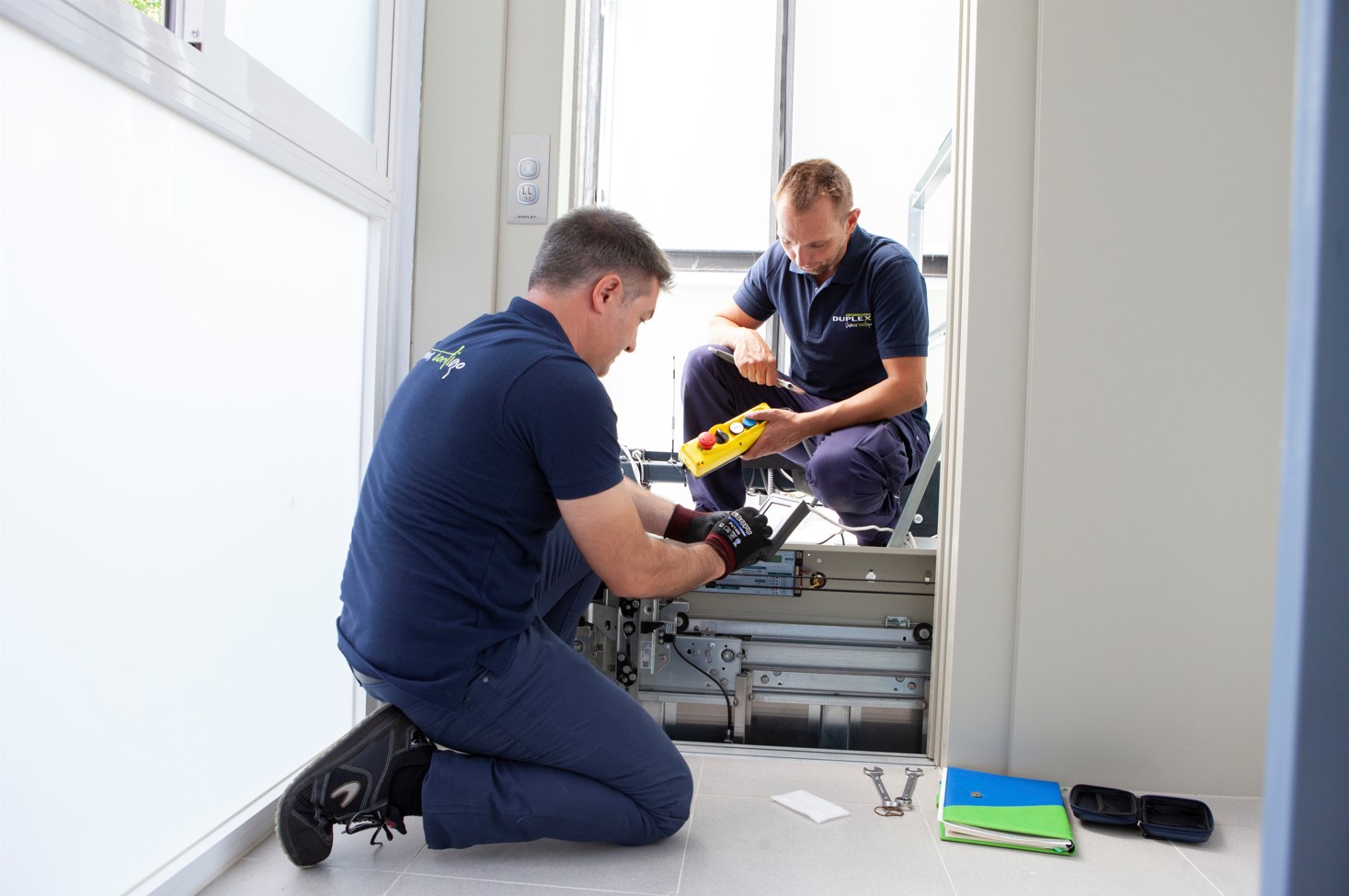 Técnicos de Duplex Ascensores comprobando que la instalación funciona correctamente