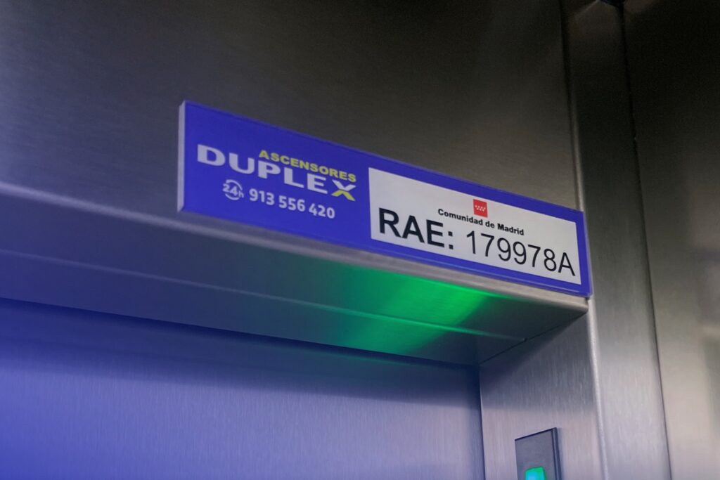 ¿Qué es el número RAE de un ascensor?