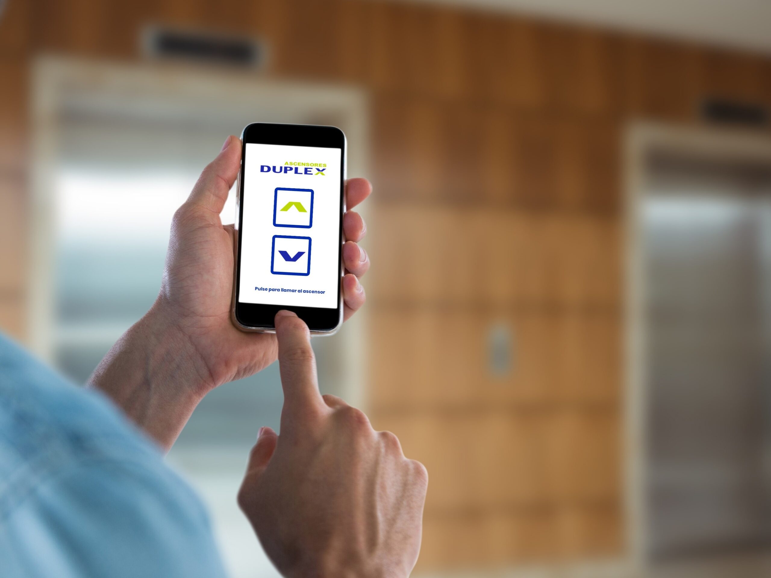 Persona utilizando la aplicación NearKey de Duplex Ascensores para llamar al ascensor desde el teléfono