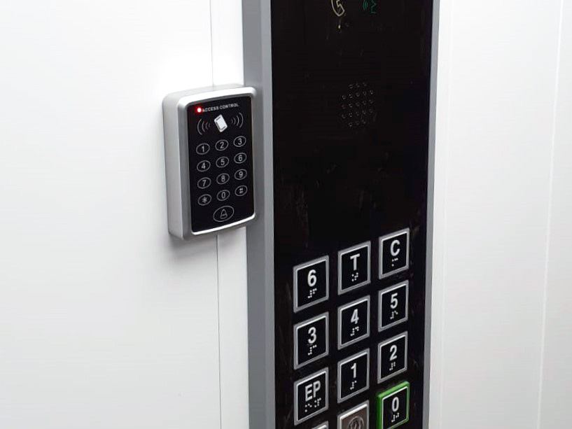 Pulsador con código para controlar el acceso al ascensor