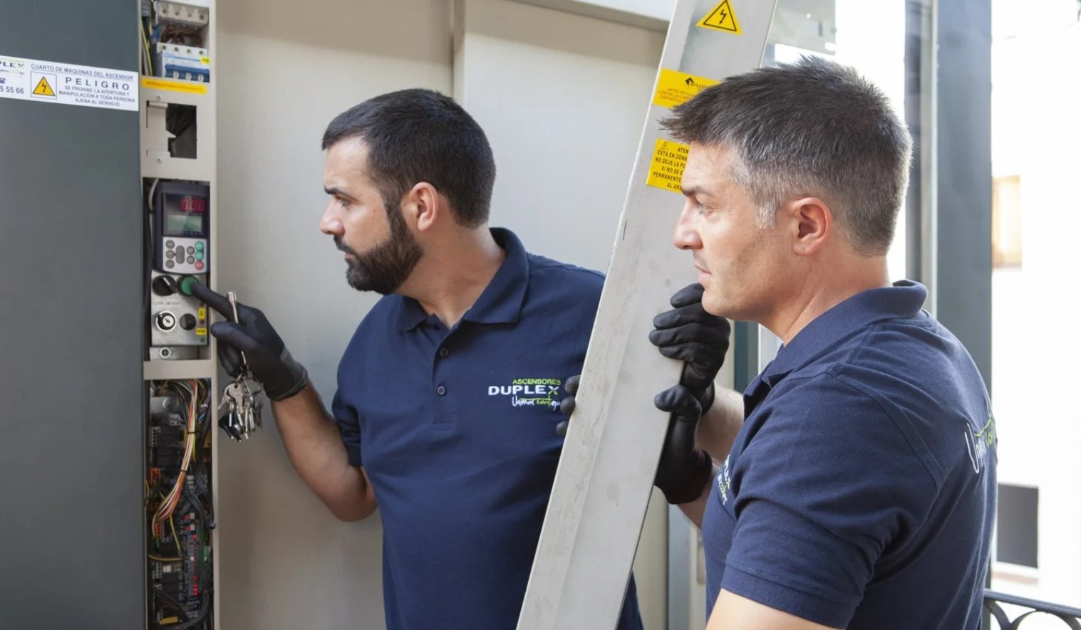 Técnicos de Duplex Ascensores realizando tareas de mantenimiento en una instalación