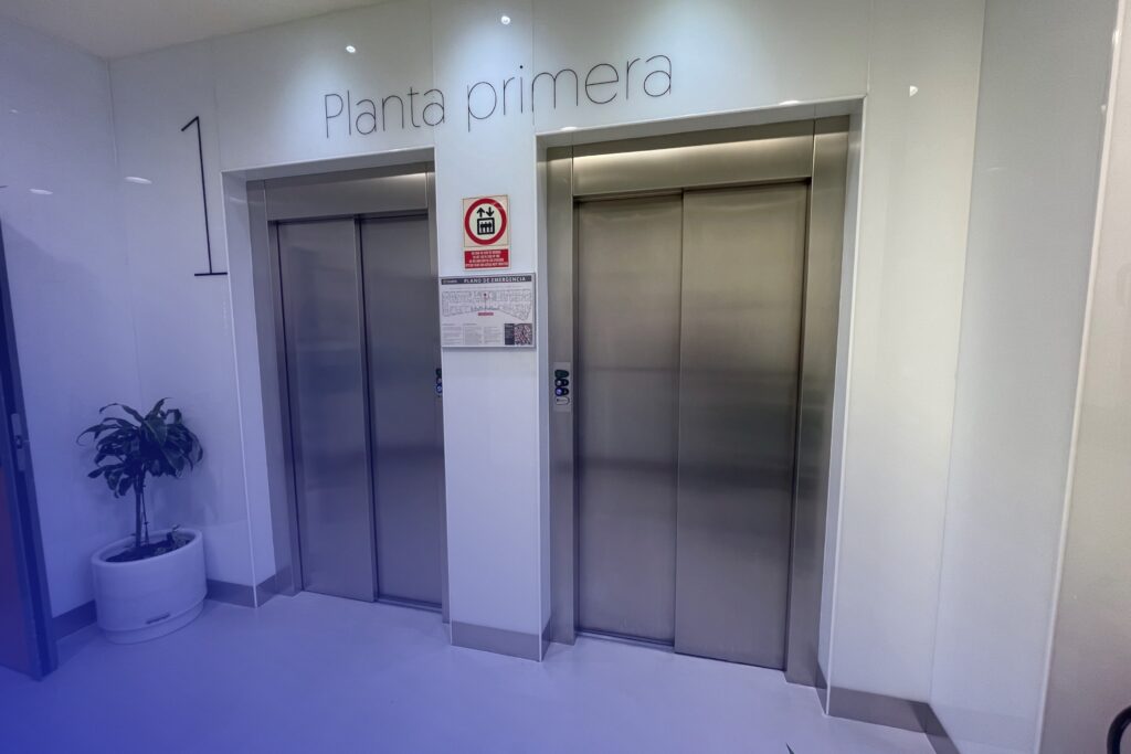Tipos de puertas de ascensores y normativa