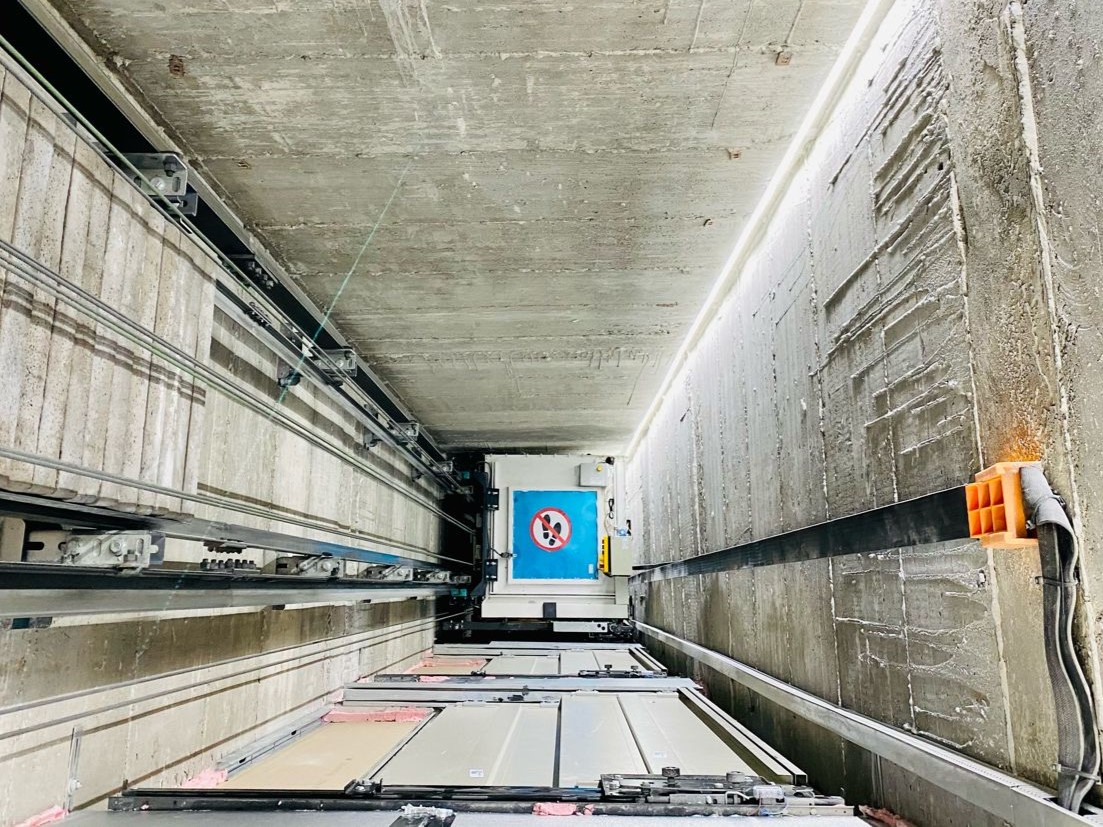 Hueco de un ascensor con elementos y sistemas de seguridad