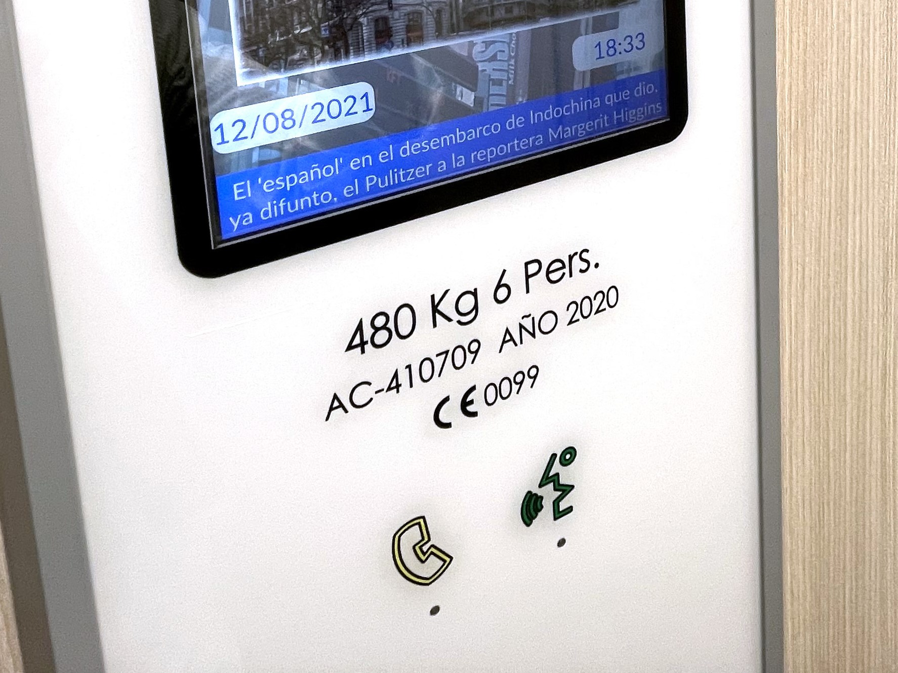 Símbolo del marcado CE en la botonera de un ascensor
