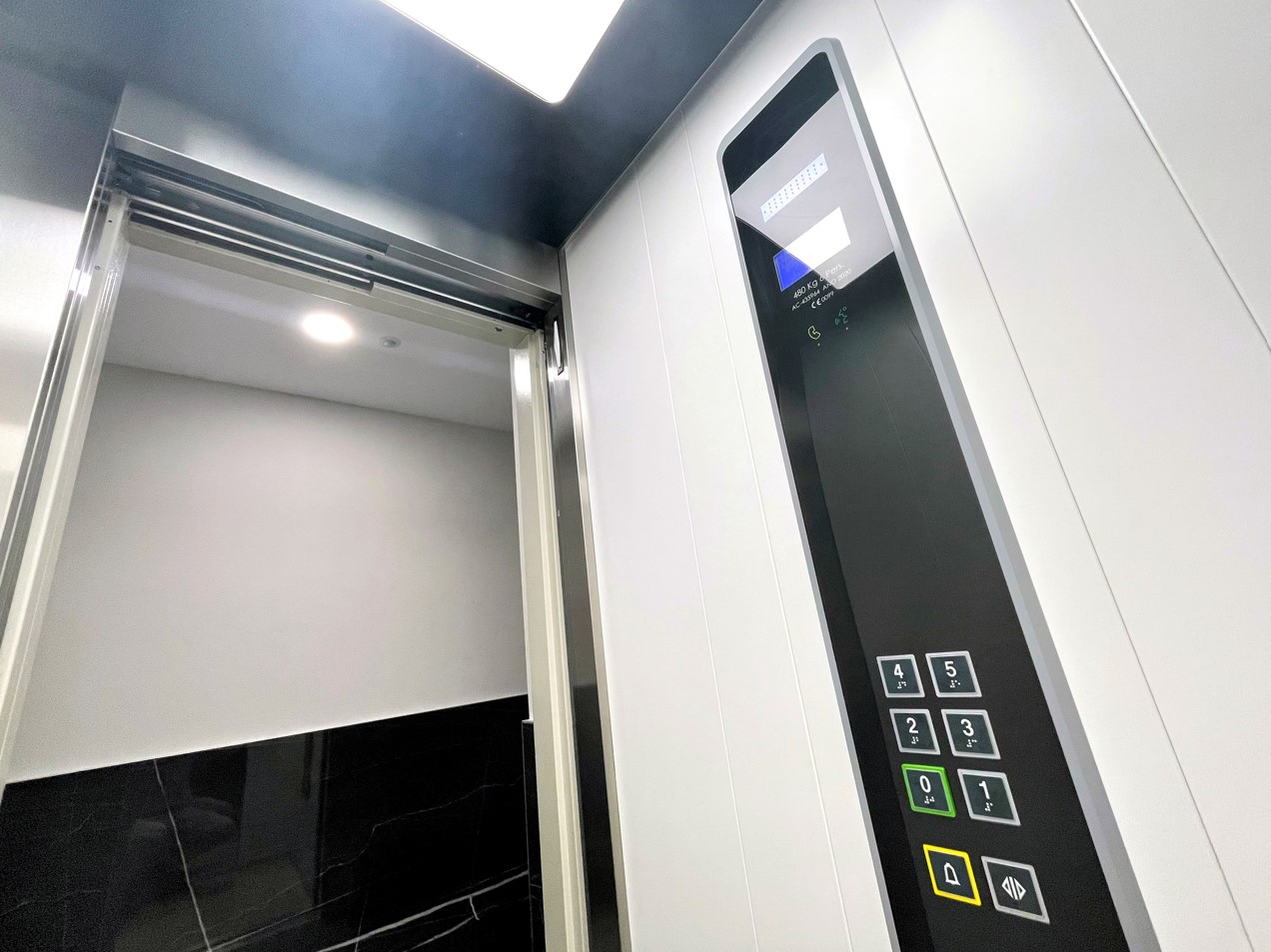 Las cabinas de los ascensores también cuentan con sistemas de seguridad
