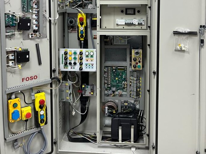 baterías de emergencia y sistema de comunicación SAI bidireccional en la maniobra de un ascensor