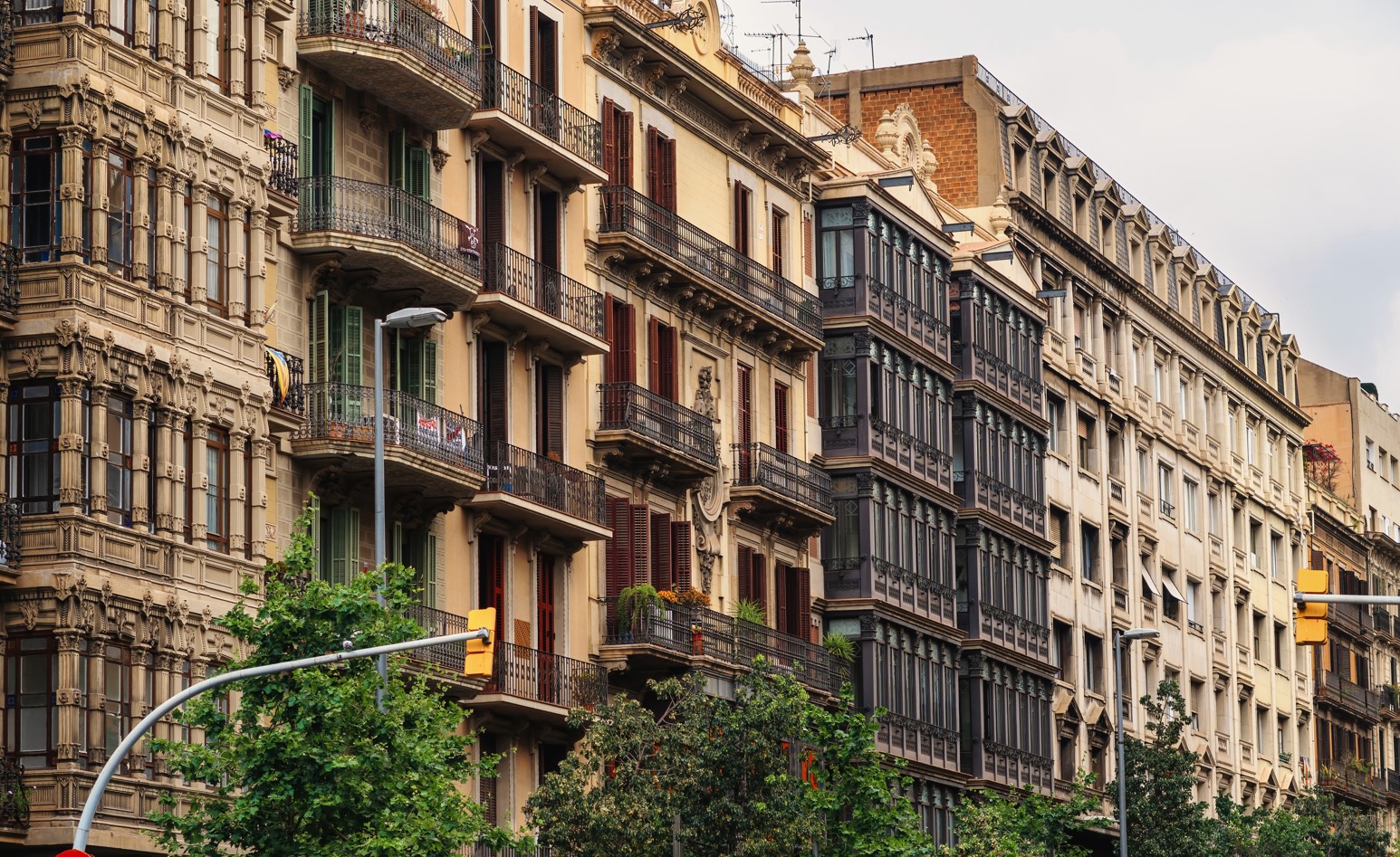 Varios bloques residenciales en una calle de una ciudad