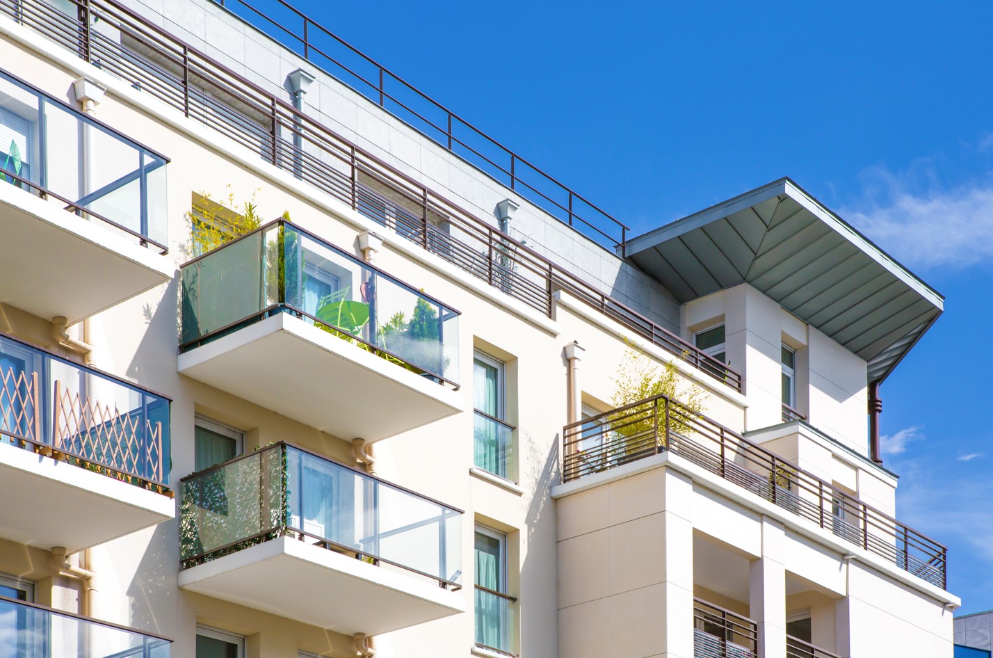 Edificio residencial de varias plantas con balcones