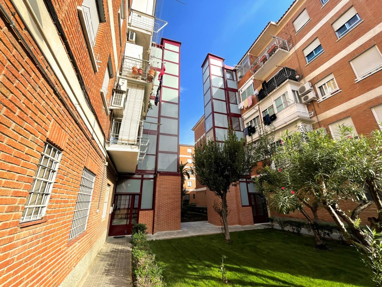 Patio con jardín entre dos edificios residenciales