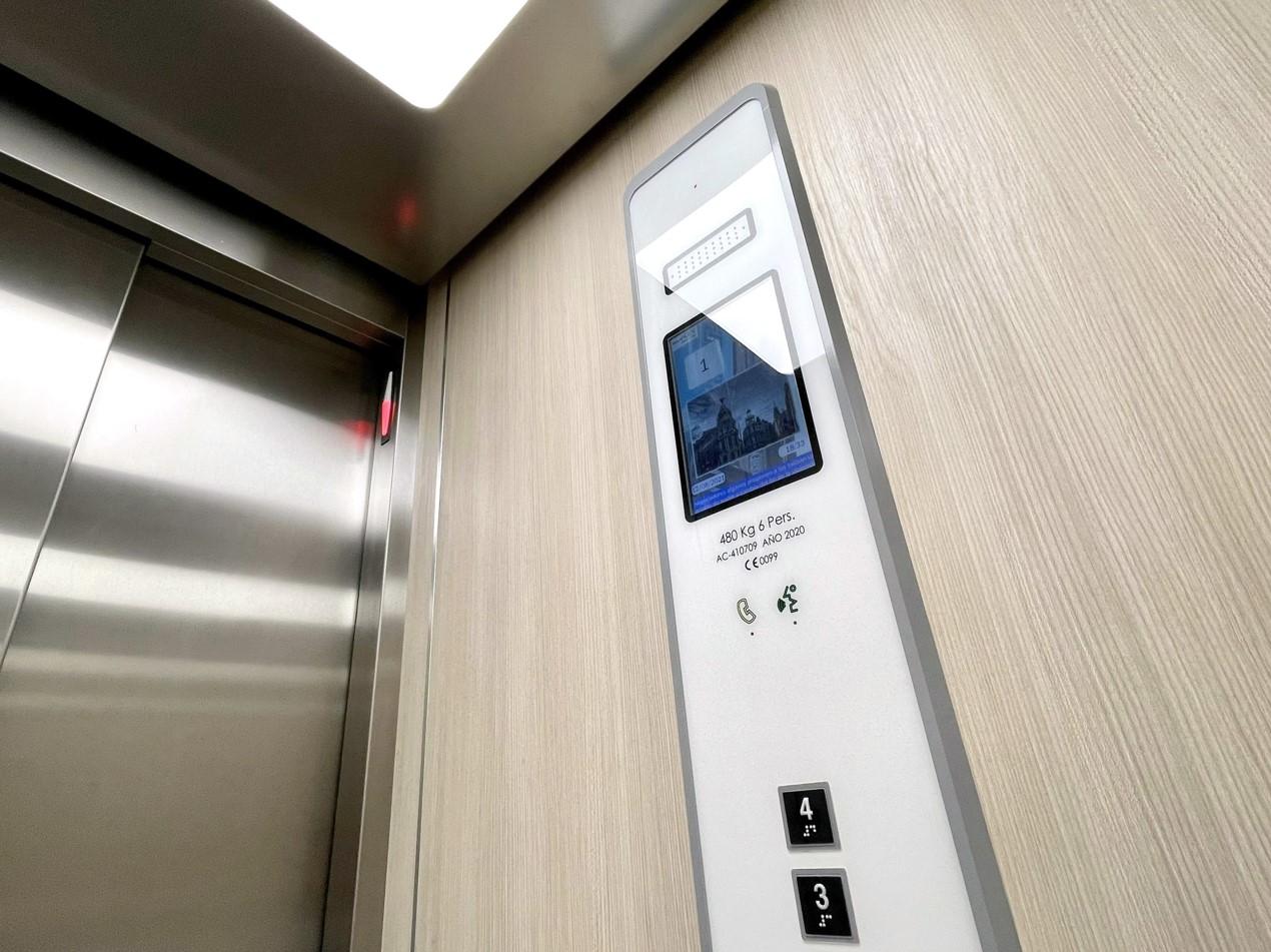 La botonera de la cabina de un ascensor muestra la carga máxima en kilos y la capacidad máxima en número de personas