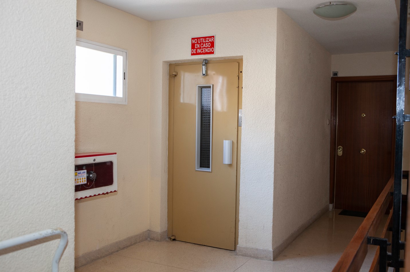 Puerta de planta de un ascensor en un bloque de viviendas