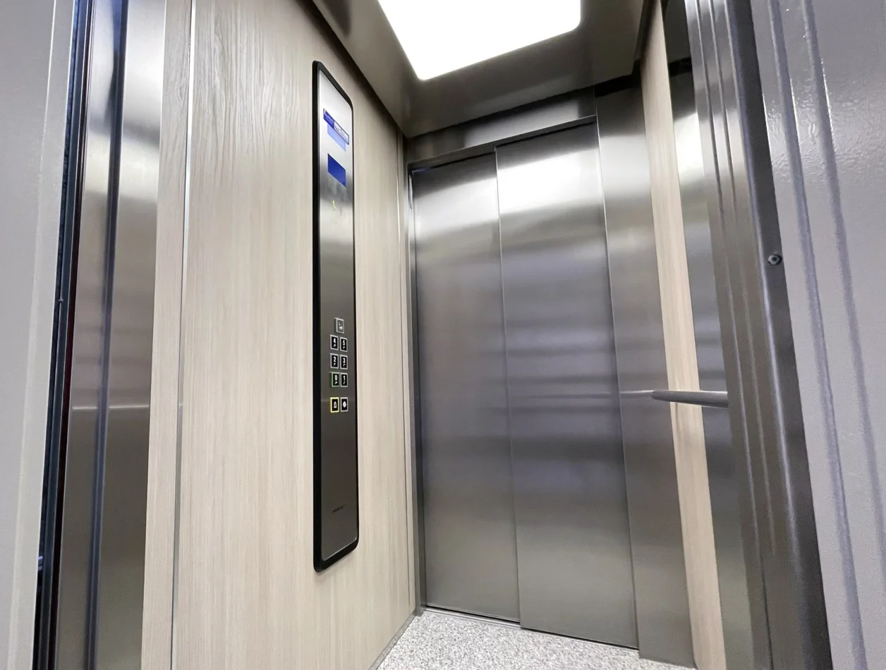 Primer plano de una cabina inteligente de ascensor de DUPLEX