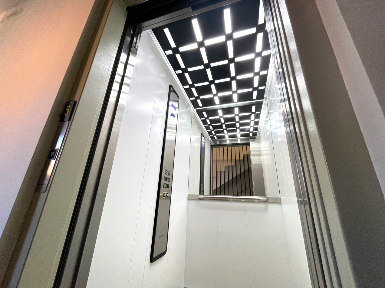 las cabinas de los ascensores deben cumplir los criterios del Código Técnico de la Edificación