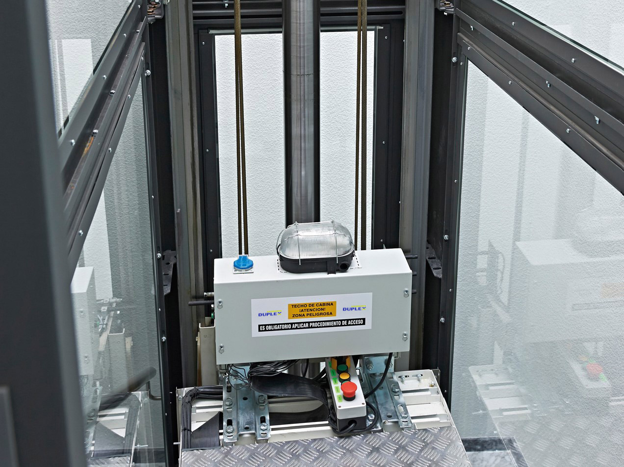 Techo de cabina con maquinaria de DUPLEX instalado en un ascensor acristalado