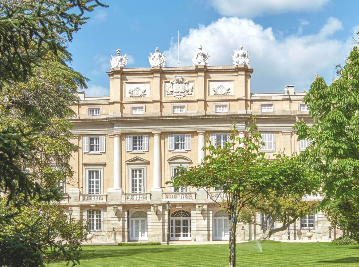 Jardines y fachada del Palacio de Liria