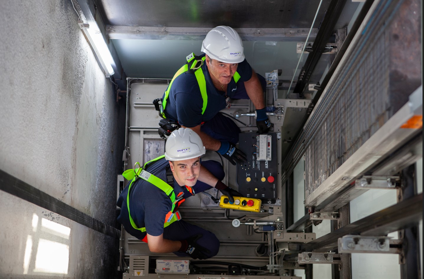 Técnicos de DUPLEX revisando el funcionamiento de una instalación