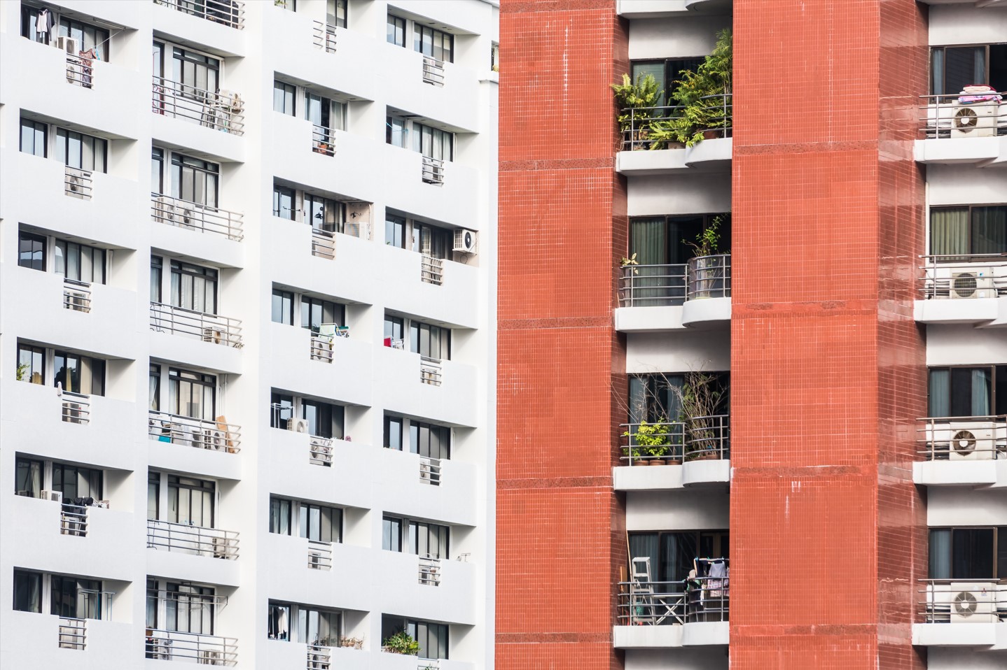 Edificio residencial blanco en proceso de reforma