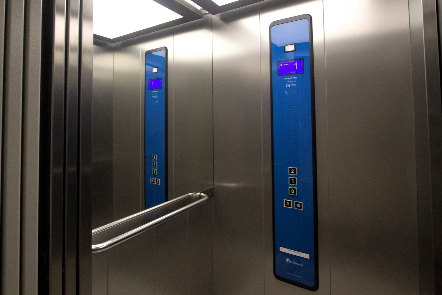 Primer plano de una botonera DUPLEX en la cabina de un ascensor en Zaragoza