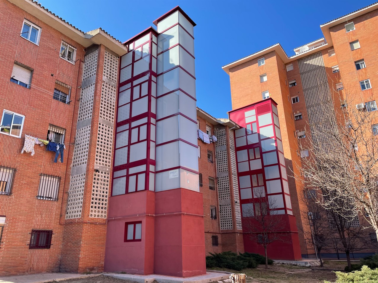 Instalación de dos ascensores en la fachada de un edificio residencial