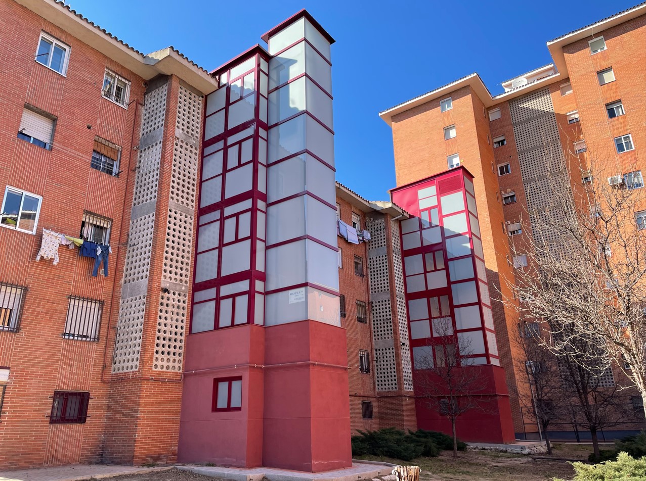 Instalación de dos ascensores por la fachada de un edificio residencial