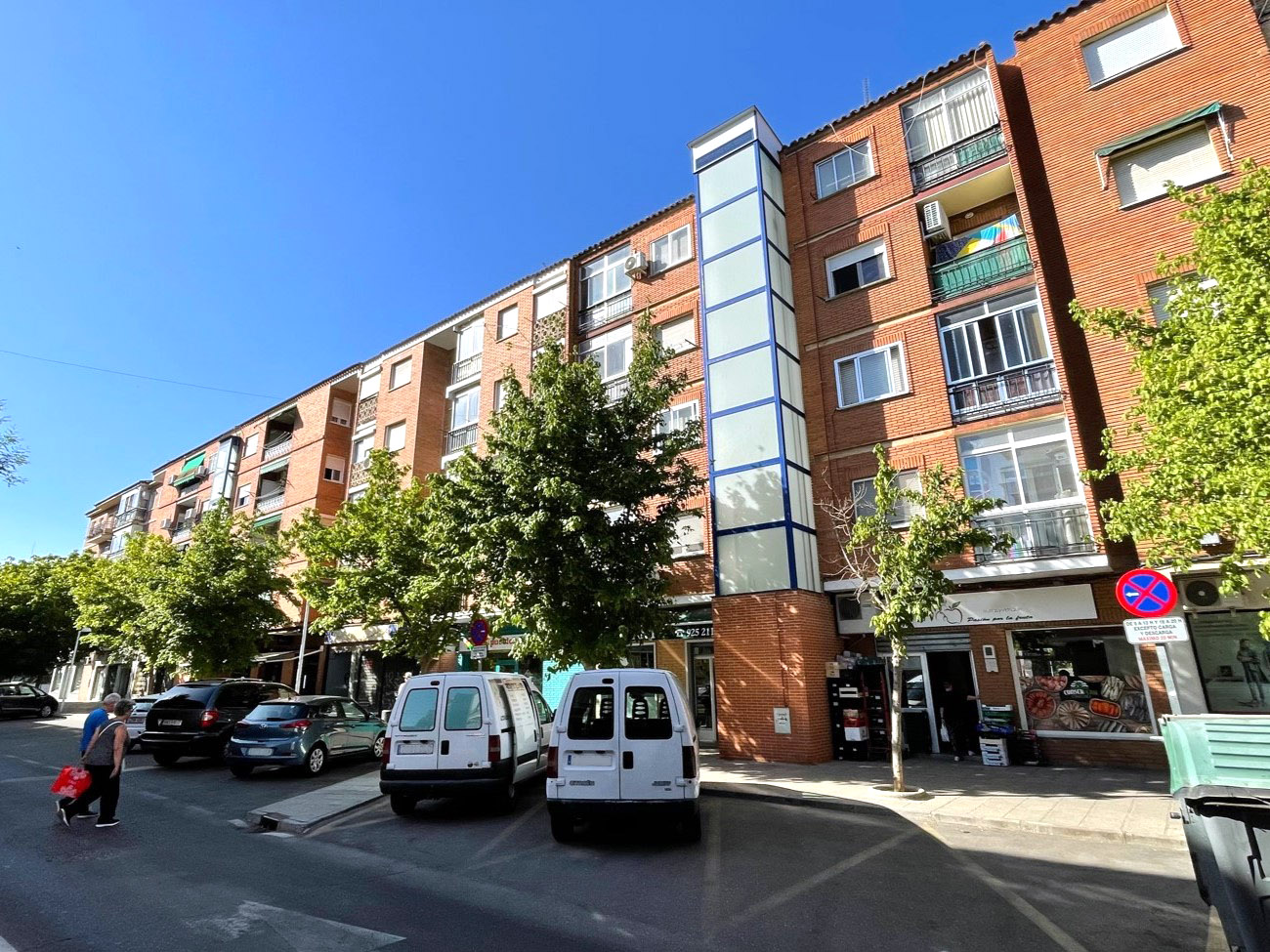 Ascensor instalado por la fachada en un edificio de viviendas de Toledo