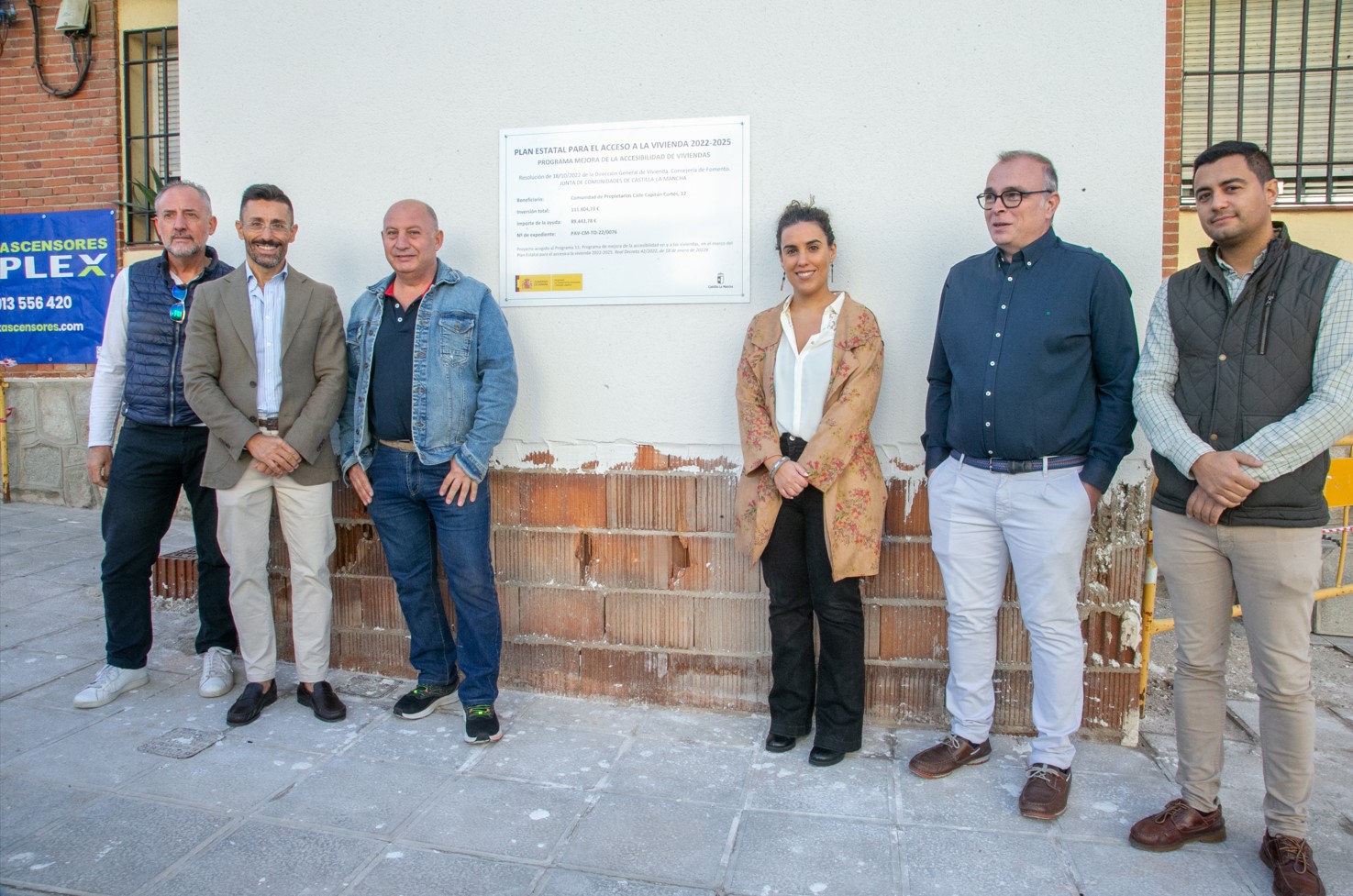 Visita de la Directora General de Vivienda de Castilla-La Mancha, Inés Sandoval, a una obra de DUPLEX Ascensores en la Calle Rioja de Toledo.