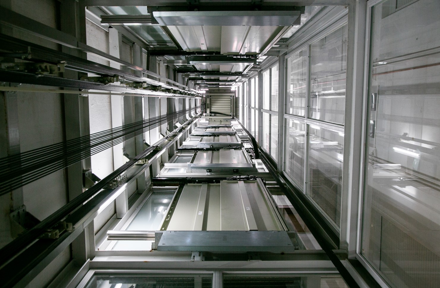 Imagen del hueco de ascensor visto desde abajo