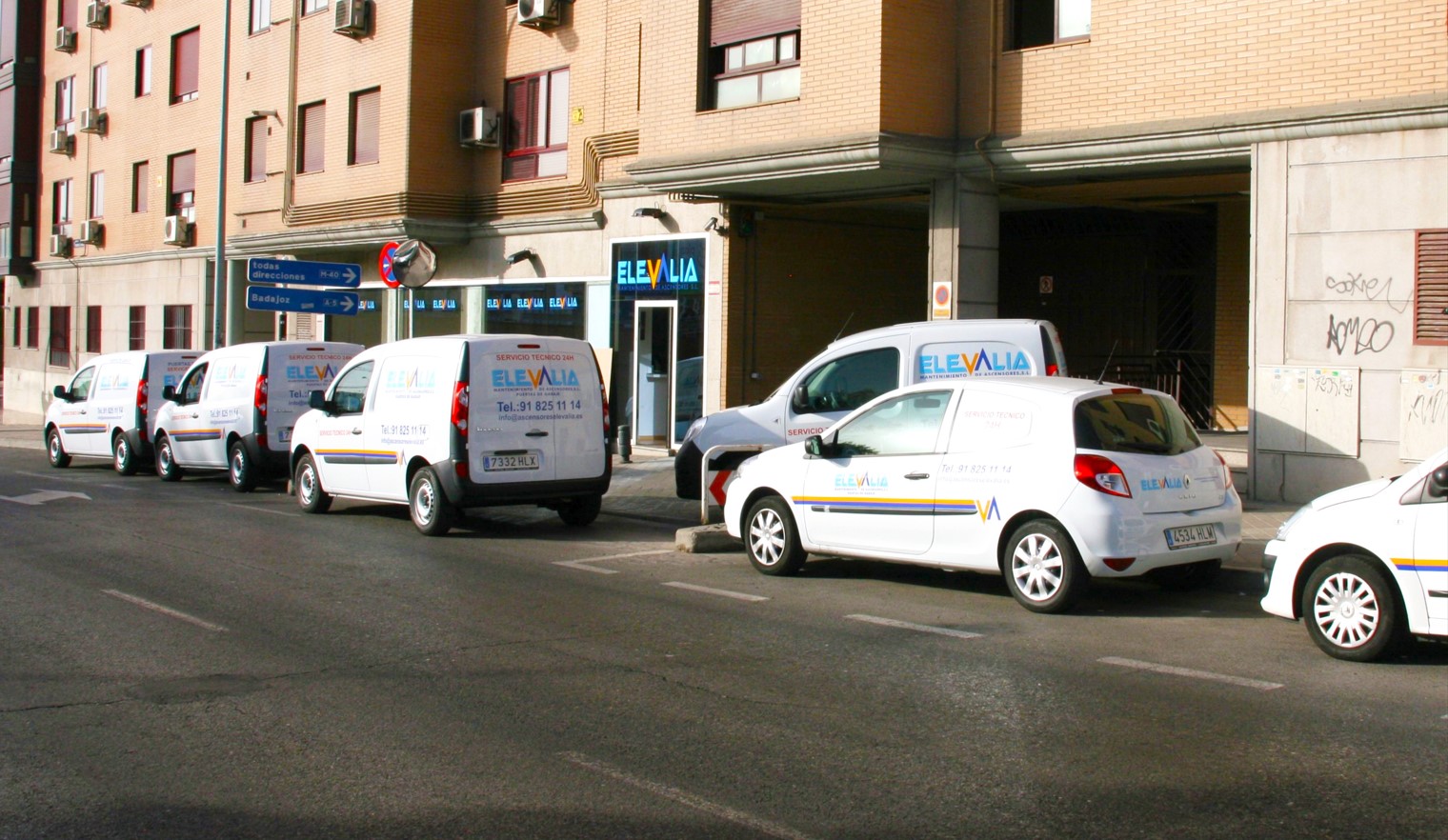 Vehículos de mantenimiento de Elevalia delante de la oficina de Madrid
