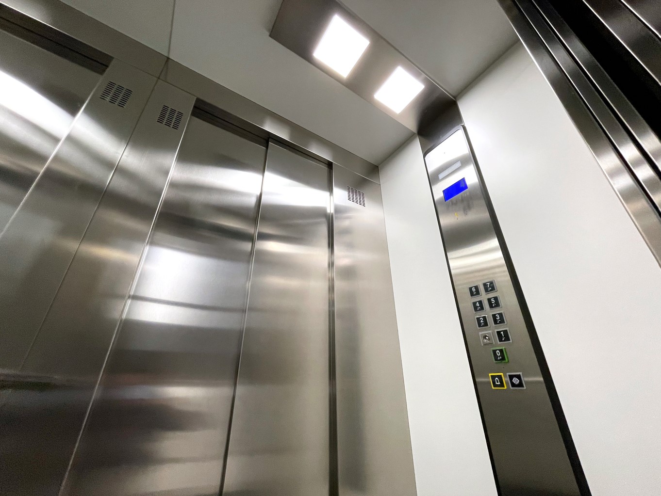 Modernizar la cabina del ascensor permite actualizar su estética con acabados contemporáneos