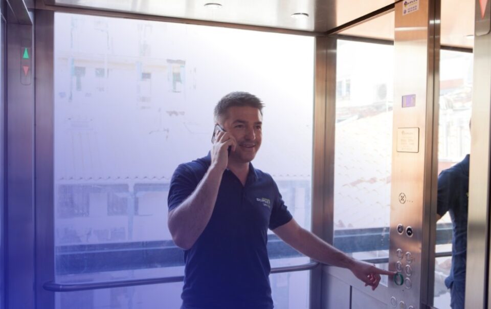 La comunicación bidireccional en ascensores permite el contacto en caso de emergencia
