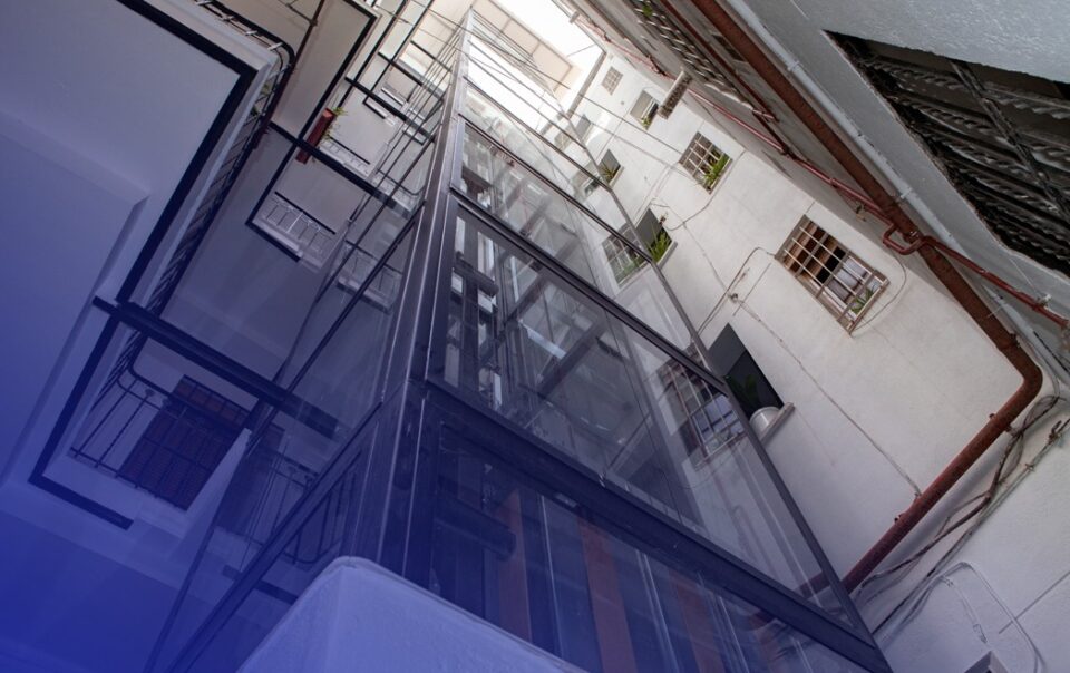 La instalación de un ascensor en el patio interior de un edificio es una excelente alternativa cuando no existen otros espacios