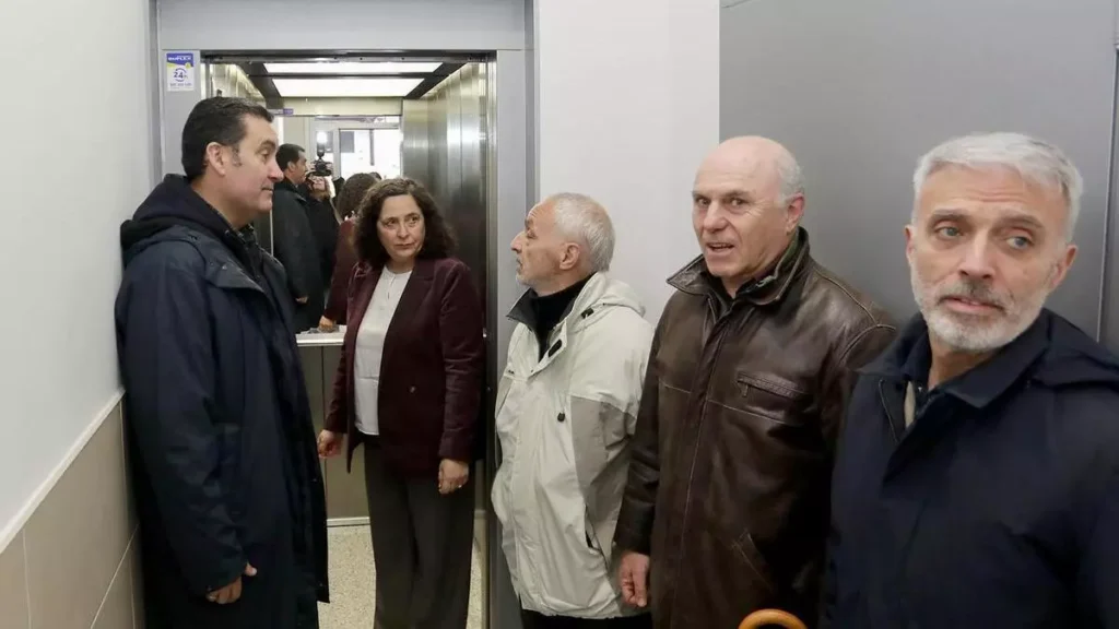 Dos edificios de O Castrillón unen sus portales para compartir ascensor – LA OPINIÓN